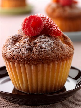 simsearch:652-03634723,k - Strawberry and raspberry muffin Photographie de stock - Premium Libres de Droits, Code: 652-06819135