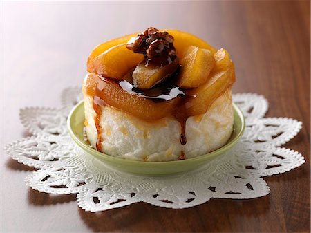 simsearch:652-06818618,k - Floating island-style tatin dessert Photographie de stock - Premium Libres de Droits, Code: 652-06819132