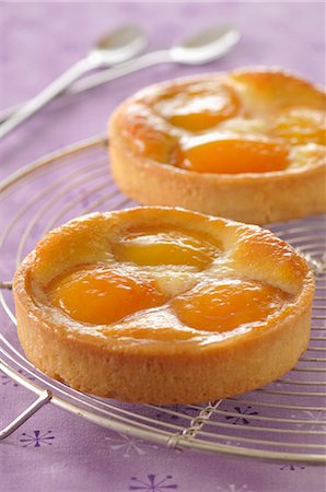 simsearch:652-03803631,k - Apricot tartlets Foto de stock - Sin royalties Premium, Código: 652-06819144