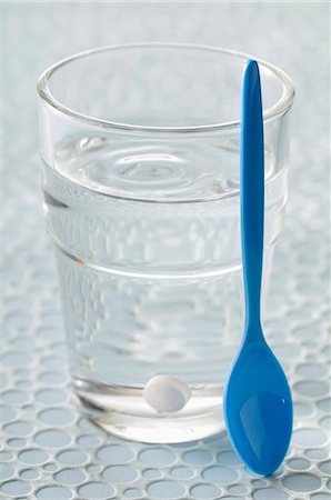 simsearch:652-03803997,k - Pill in a glass of water Stock Photo - Premium Royalty-Free, Code: 652-06819157