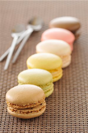 simsearch:6102-08566337,k - Assorted macaroons Photographie de stock - Premium Libres de Droits, Code: 652-06819158