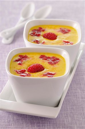 simsearch:652-07655422,k - Custard wth raspberries Stockbilder - Premium RF Lizenzfrei, Bildnummer: 652-06819169