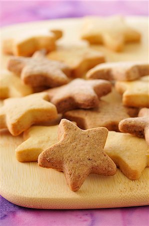 simsearch:652-06818865,k - Star-shaped cookies Photographie de stock - Premium Libres de Droits, Code: 652-06819179
