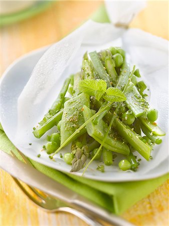 string bean - Green vegetables and herbs cooked in wax paper Stock Photo - Premium Royalty-Free, Code: 652-06819186