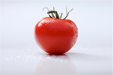 simsearch:652-03802351,k - Tomato on a white background Stock Photo - Premium Royalty-Free, Code: 652-06819201