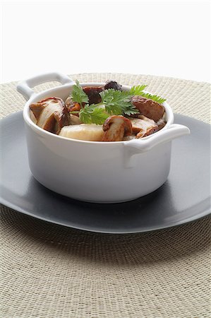 simsearch:652-03800717,k - Scallop and cep individual casserole Foto de stock - Sin royalties Premium, Código: 652-06819214