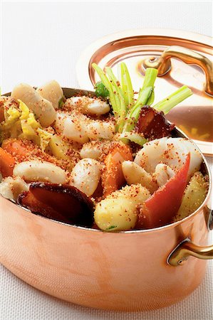 simsearch:652-03804766,k - Scallop,Tarbais bean,young vegetable and smoked magret casserole Photographie de stock - Premium Libres de Droits, Code: 652-06819211