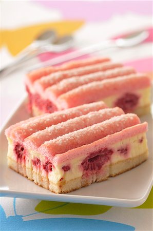 simsearch:652-03803592,k - Individual raspberry cakes Stock Photo - Premium Royalty-Free, Code: 652-06819226