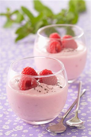 framboise - Light raspbery mousse Photographie de stock - Premium Libres de Droits, Code: 652-06819236