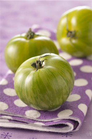 simsearch:652-06819249,k - Green tomatoes Foto de stock - Sin royalties Premium, Código: 652-06819249