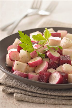 Beetroot,black and pink radish salad Photographie de stock - Premium Libres de Droits, Code: 652-06819243