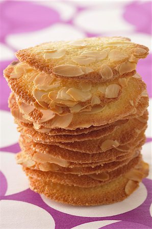 simsearch:652-05807432,k - Thinly sliced almond tuiles Photographie de stock - Premium Libres de Droits, Code: 652-06819250