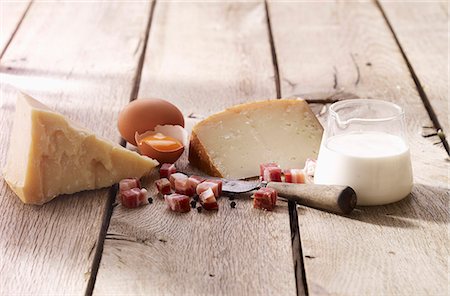 parmigiano-reggiano - Composition with parmigiano reggiano, pecorino,eggs,bacon and cream Foto de stock - Sin royalties Premium, Código: 652-06819286