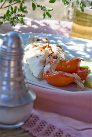 simsearch:652-03804150,k - Sea bream fillet with tomatoes and onions Foto de stock - Sin royalties Premium, Código: 652-06819291