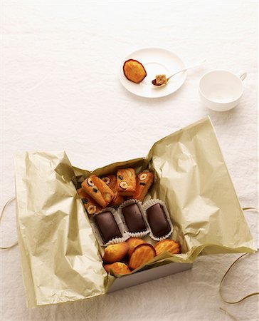 simsearch:652-06818883,k - Box of homemade delicacies Photographie de stock - Premium Libres de Droits, Code: 652-06819301