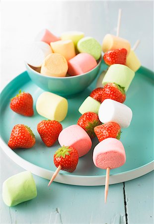 simsearch:652-03801651,k - Marshmallow and strawberry brochettes Foto de stock - Sin royalties Premium, Código: 652-06819328