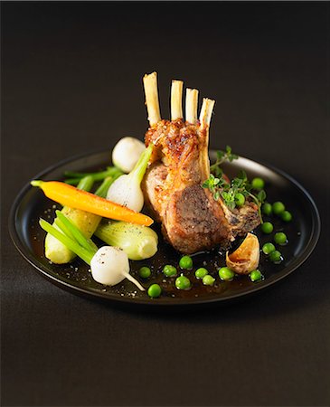 simsearch:652-03804914,k - Loin of lamb with vegetables Foto de stock - Sin royalties Premium, Código: 652-06819334