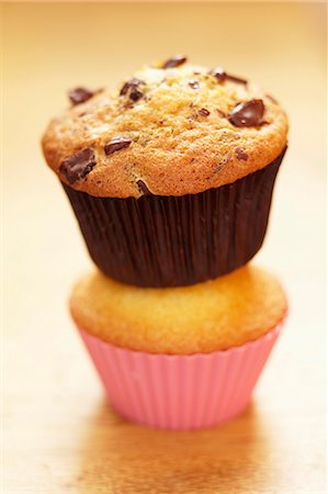 simsearch:652-06819329,k - Chocolate chip muffin on a plain muffin Photographie de stock - Premium Libres de Droits, Code: 652-06819336