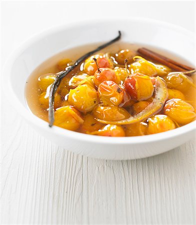 simsearch:652-06819338,k - Spicy stewed mirabelle plums in their syrup Foto de stock - Sin royalties Premium, Código: 652-06819338