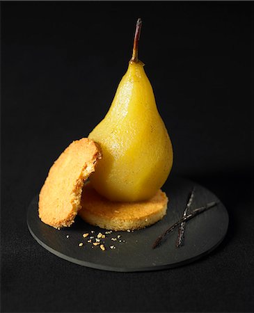 pear dessert - Vanilla-flavored poached pear with shortbread cookies Stock Photo - Premium Royalty-Free, Code: 652-06819364