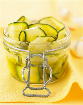 simsearch:652-06819253,k - Jar of marinated sliced zucchinis Foto de stock - Sin royalties Premium, Código: 652-06819369