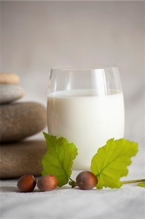 Glass of milk and hazelnuts Photographie de stock - Premium Libres de Droits, Code: 652-06819383