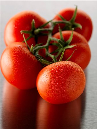 simsearch:652-07655804,k - Bunch of tomatoes Foto de stock - Sin royalties Premium, Código: 652-07655135