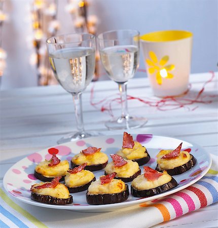 simsearch:652-07656387,k - Eggplant and goat cheese canapés Foto de stock - Sin royalties Premium, Código: 652-07655164