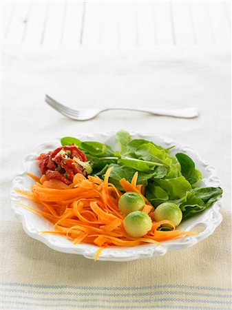 Three-colored salad with carrots,spinach,avocado balls and sun-dried tomatoes Stock Photo - Premium Royalty-Free, Code: 652-07655167