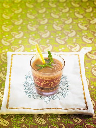 simsearch:652-05808509,k - Tamarind,ginger,cumin and mint drink Foto de stock - Royalty Free Premium, Número: 652-07655170