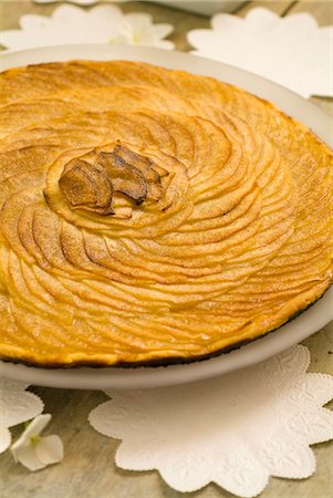 simsearch:652-07655526,k - Thin apple tart Photographie de stock - Premium Libres de Droits, Code: 652-07655248