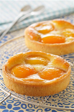 simsearch:652-07655557,k - Apricot tartlets Foto de stock - Sin royalties Premium, Código: 652-07655308