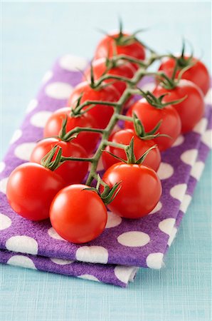 simsearch:652-07655804,k - Bunch of cherry tomatoes Foto de stock - Sin royalties Premium, Código: 652-07655314