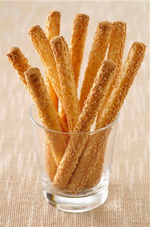 simsearch:652-07655511,k - Sesame seed bread sticks Foto de stock - Sin royalties Premium, Código: 652-07655317