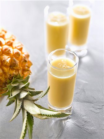 simsearch:652-03803554,k - Pineapple smoothies Photographie de stock - Premium Libres de Droits, Code: 652-07655334