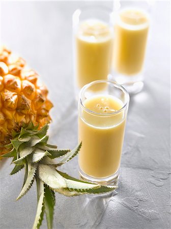 simsearch:652-03804425,k - Pineapple smoothies Photographie de stock - Premium Libres de Droits, Code: 652-07655334