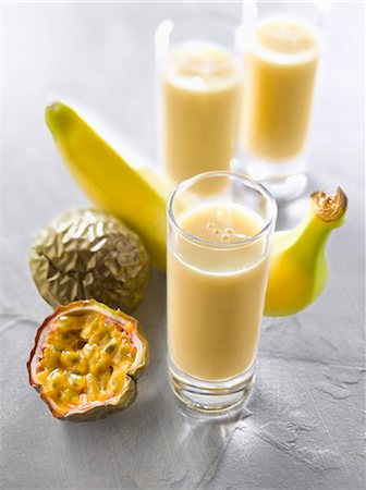 simsearch:652-05807510,k - Banana-passionfruit smoothies Photographie de stock - Premium Libres de Droits, Code: 652-07655335