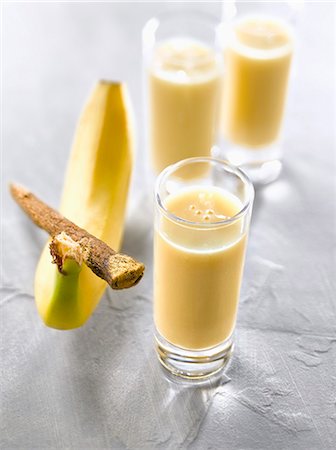 simsearch:652-05807708,k - Banana-licorice smoothies Photographie de stock - Premium Libres de Droits, Code: 652-07655336