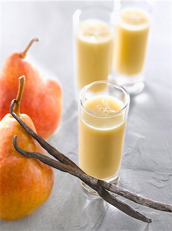 simsearch:825-06817407,k - Pear-vanilla smoothies Photographie de stock - Premium Libres de Droits, Code: 652-07655339