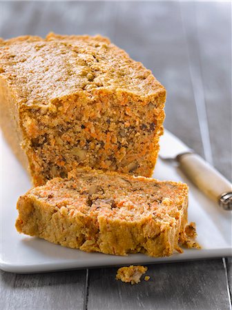 simsearch:652-07655115,k - Carrot-cinnamon cake Photographie de stock - Premium Libres de Droits, Code: 652-07655330