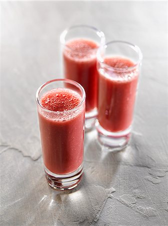 simsearch:825-07522470,k - Summer fruit smoothie Photographie de stock - Premium Libres de Droits, Code: 652-07655332