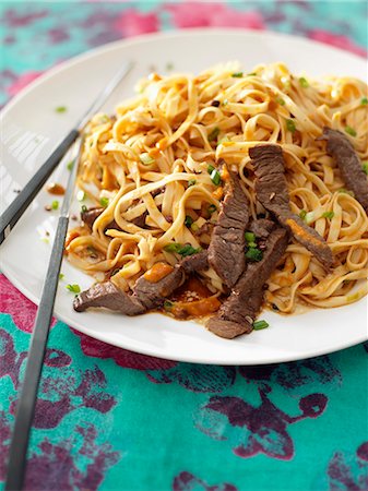 simsearch:652-03801620,k - Asian noodles with beef Photographie de stock - Premium Libres de Droits, Code: 652-07655348