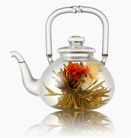 Glass teapot with tea flower Foto de stock - Royalty Free Premium, Número: 652-07655342