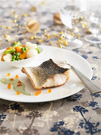 simsearch:652-03800251,k - Bass fillet with herb sauce and spring vegetables Photographie de stock - Premium Libres de Droits, Code: 652-07655366