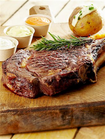 simsearch:652-07655524,k - Grilled beef chop Photographie de stock - Premium Libres de Droits, Code: 652-07655407