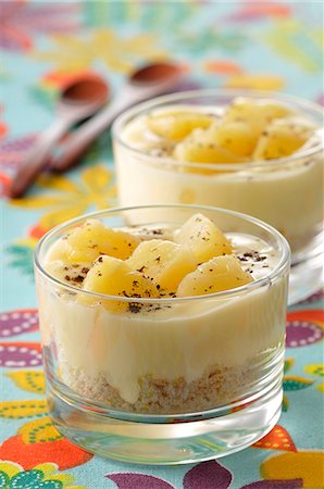 simsearch:652-07655598,k - Piña Colada individual Bavarians Foto de stock - Sin royalties Premium, Código: 652-07655410