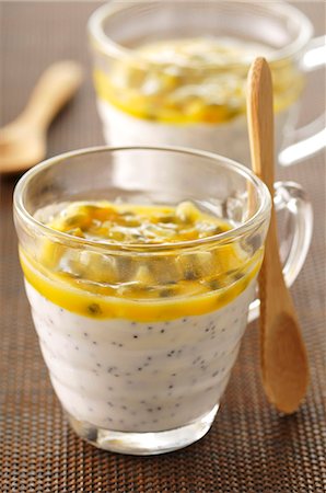 simsearch:652-07655463,k - Vanilla-flavored panna cotta with passionfruit Foto de stock - Sin royalties Premium, Código: 652-07655438