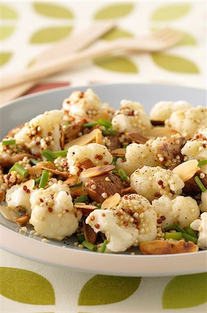 simsearch:652-05807869,k - Cauliflower and quinoa salad with almonds Foto de stock - Sin royalties Premium, Código: 652-07655456