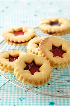 Shortbread cookies with jam filling Stock Photo - Premium Royalty-Free, Code: 652-07655453