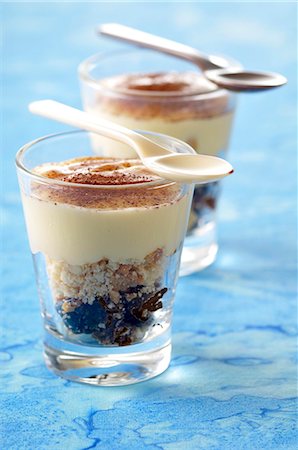 simsearch:652-07655598,k - Tiramisu with plums Foto de stock - Sin royalties Premium, Código: 652-07655463